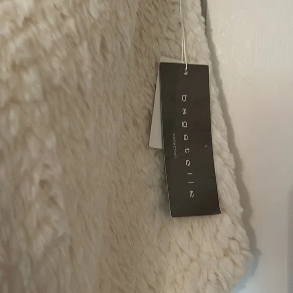 Bagatelle Collection Lux White Faux Fur Vest NWT - Picture 5 of 8